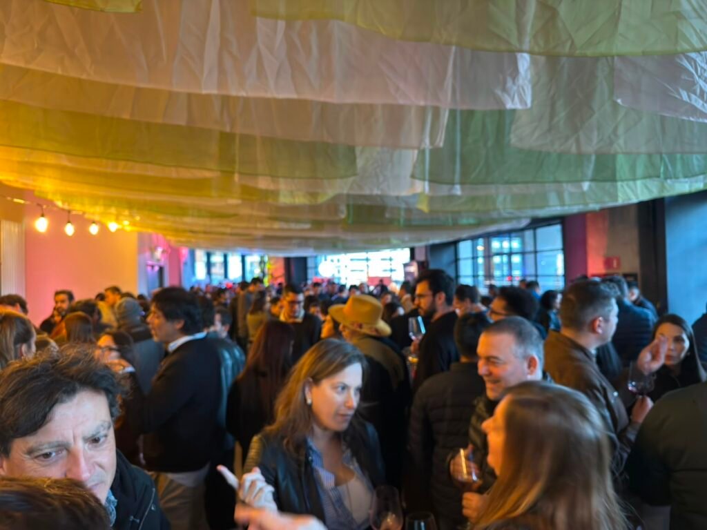 Diecinueve viñas del Valle de Colchagua reunidas en el piso 4 del Mercado Urbano Tobalaba durante la Barra Premium